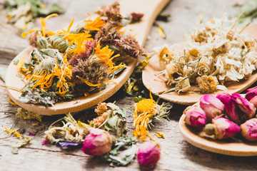 Obraz na płótnie Canvas herbal tea with flowers