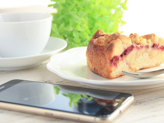 カフェでケーキと紅茶を食べる&スマホ