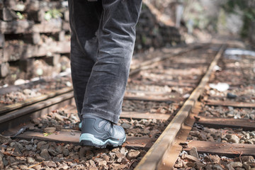 写真素材：線路を歩く男性　鉄道　廃線　休止　旅行　田舎　森林　