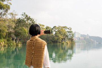 Fototapeta premium traveling woman take a picture