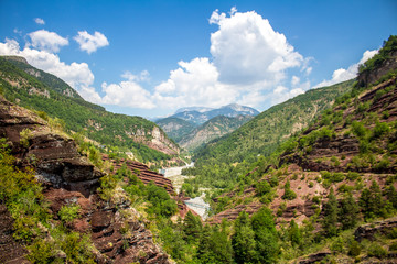 Rivière entre les montagne