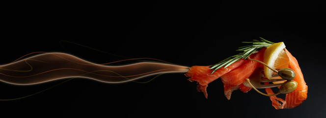 Forellenfilets, Zitronenscheibe, Kapern und Rosmarin. © Igor Normann