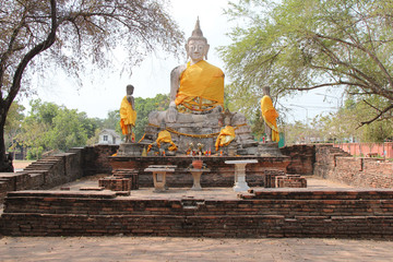 Fototapeta na wymiar Buddhist altar and statues in Ayutthaya (Thailand)