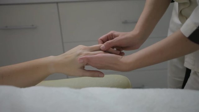 Massage of the palms on the hands
