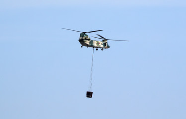 ヘリコプター　自衛隊ヘリ　CH-47　チヌーク