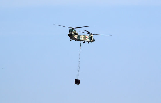 ヘリコプター　自衛隊ヘリ　CH-47　チヌーク