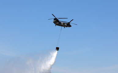 ヘリコプター　自衛隊ヘリ　CH-47　チヌーク