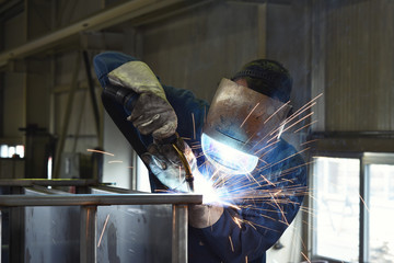 Schweißer im Stahlbau // welder works in metal construction - construction and processing of steel...