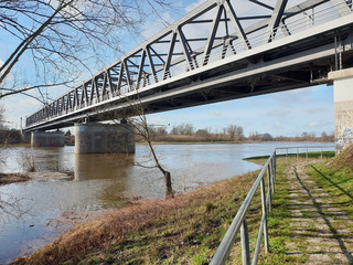 Am Flussufer der Elbe