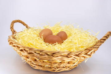 Oeufs bio de la ferme dans un panier en osier rempli de paille