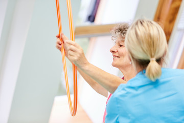 Senior Frau macht Übung mit dem Reifen