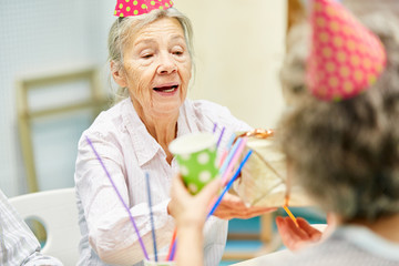 Senior Frau als Geburtstagskind auf ihrer Feier