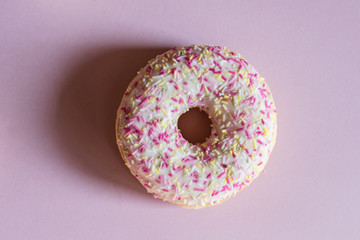 Donut vor rosa Hintergrund