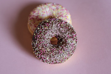Donut vor rosa Hintergrund