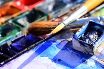 Aquarellpinsel und Wasserfarbendkasten