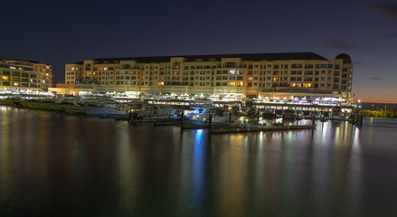 Fototapeta na wymiar marina bay boats apartments