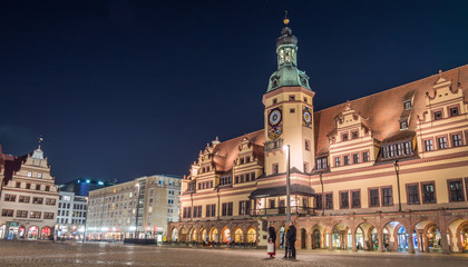 Fototapeta na wymiar Panorama Altes Rathaus mit Marktplatz Leipzig am Abend