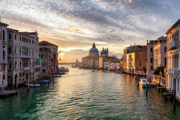 Sonnenaufgang über dem Kanale Grande in Venedig in Italien, ohne Menschen und Boote