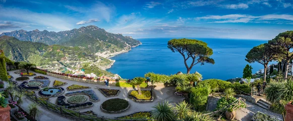 Zelfklevend Fotobehang Napels Sightseeing Villa Rufolo en zijn tuinen in de bergtop van Ravello aan de mooiste kustlijn van Italië, Ravello, Italië