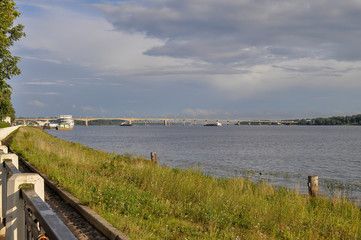 Fototapeta na wymiar A view of the bridge and the pier in the city of Kostroma