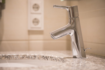 Waschbecken mit Wasserhahn zum Händewaschen in Badezimmer