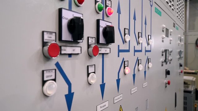 Control cabinet protection and automatic shutdown. Indicators and switches on the front of the electrical cabinet. Text translation: on, off, area, power