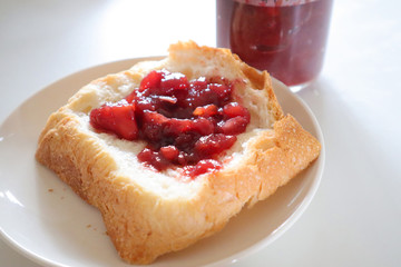 自家製パンとジャムの朝食