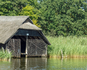 Fototapeta na wymiar Altes verfallenes Bootshaus an einem See in Mecklenburg