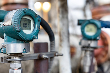 Electronic measuring device with display mounted on pipeline