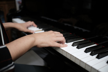 Obraz premium Beautiful asian girl learn to play piano.