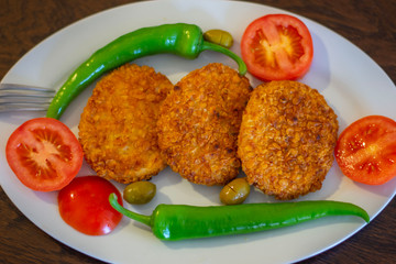 Gebratenes Huhn mit Zitrone und Petersilie auf einem weißen Teller – Stockfoto