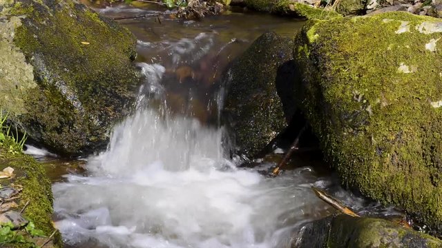 chute d'eau dans les gorges d'Enval dans le puy de d&ocirc;me
