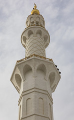 Obraz premium White domes of the white Grand Mosque built with marble stone , Sheikh Zayed Grand Mosque in Abu Dhabi, UAE