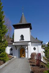 Fototapeta na wymiar Katholische Kirche, Adelboden, Berneroberland, Schweiz