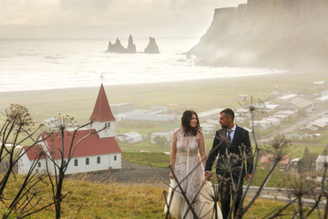 Obraz premium Beautiful wedding couple posing outdoor on hills
