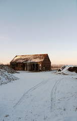冬のドイツ　白い雪の中に佇む古い納屋