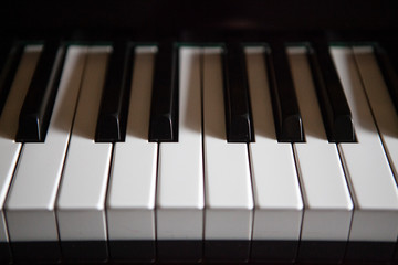 front view of piano keyboard