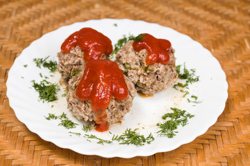 meatballs with salad and sauce