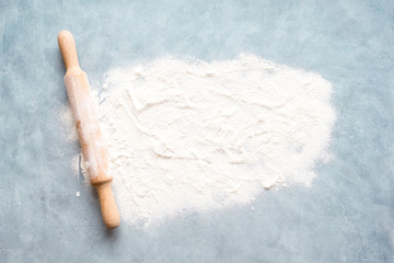 Flour and rolling pin