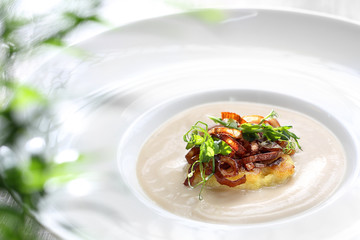 Cream of roasted cauliflower with confit of onions.