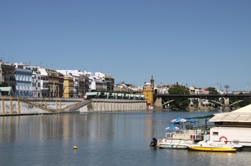 Fototapeta na wymiar View of the Guadalquivir River and the Isabella II Bridge in Seville