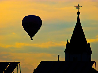 Fototapeta na wymiar Ballon und Turm