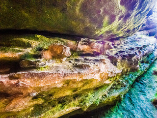 Ablagerungen an Felsgestein