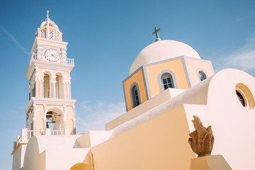 Gelbe Kirche auf Santorini
