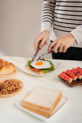 A man having breakfast with knife and fork