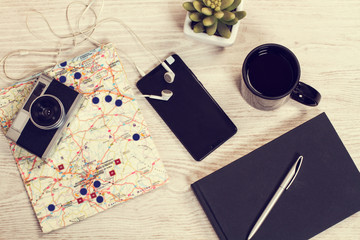 Planificando un viaje, móvil, cárma de fotos, mapa y café