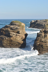 Puissance de l'Oc&eacute;an Atlantique &agrave; la Plage des Cath&eacute;drales pr&egrave;s de Ribadeo en Galice, Espagne