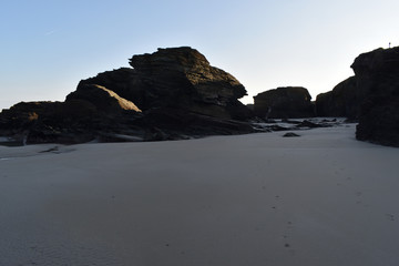 Fototapeta na wymiar Magie de l'eau, du sable fin et des rochers, Plage des Cathédrales près de Ribadeo en Galice, Espagne