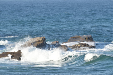 Puissance de l'Océan Atlantique à la Plage des Cathédrales près de Ribadeo en Galice, Espagne