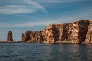 Fototapeta na wymiar Steilküste von der Hochseeinsel Helgoland mit dem Felsen 
